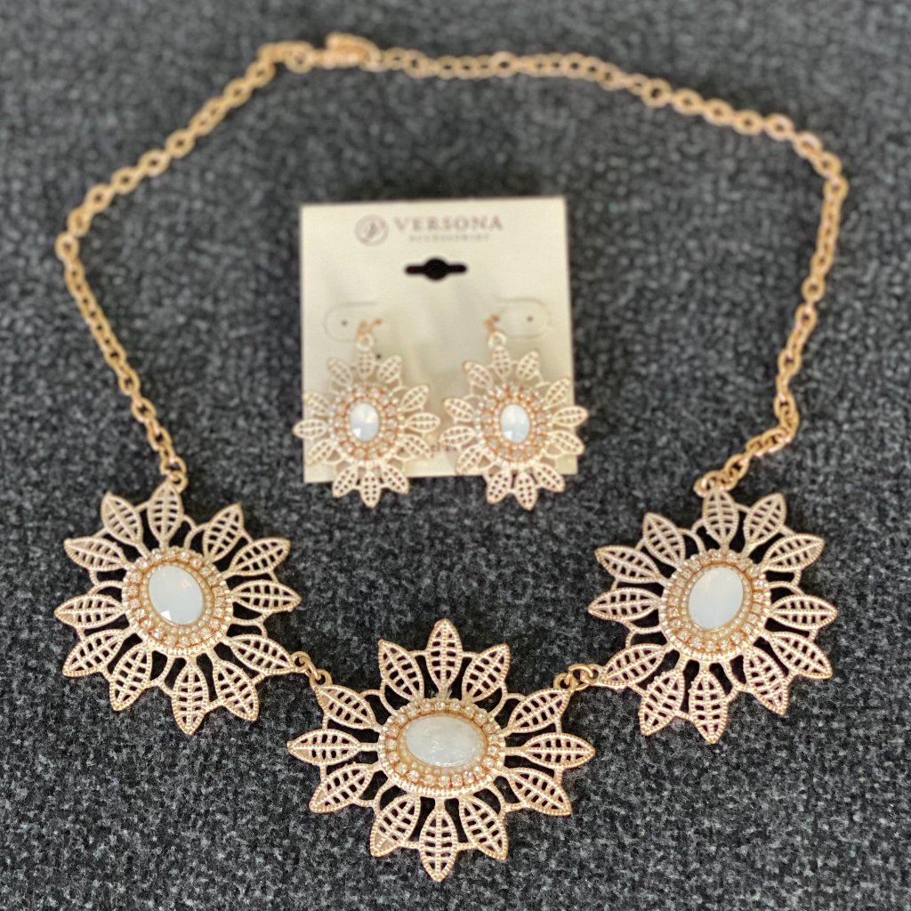 Versona White Flower NecklaceEarring Set 10$